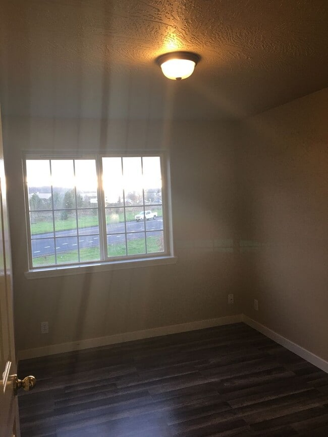 Building Photo - Updated Duplex -3 Bedroom 1.5 Bath - 4886 Fergus Avenue!