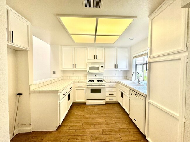 Building Photo - Beautiful 3 Bedroom Townhome near Mission ...