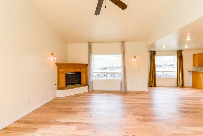 Building Photo - Beautiful 3 bed/2.5 bath single family hom...
