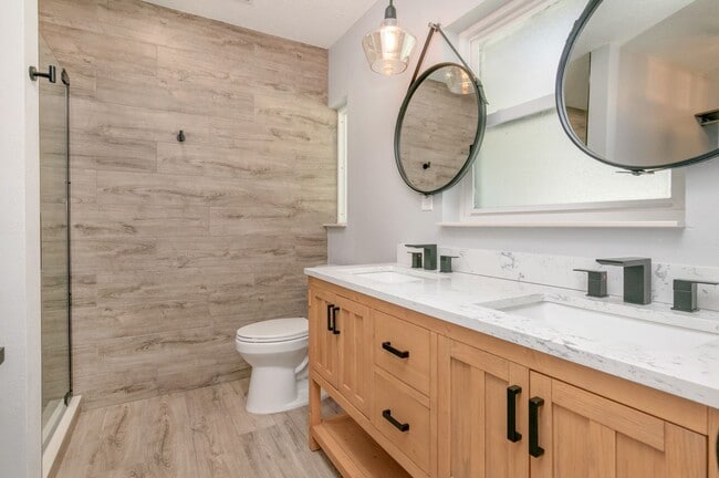 Building Photo - Gorgeous Mid-Centry Modern 3bed/2bath with...