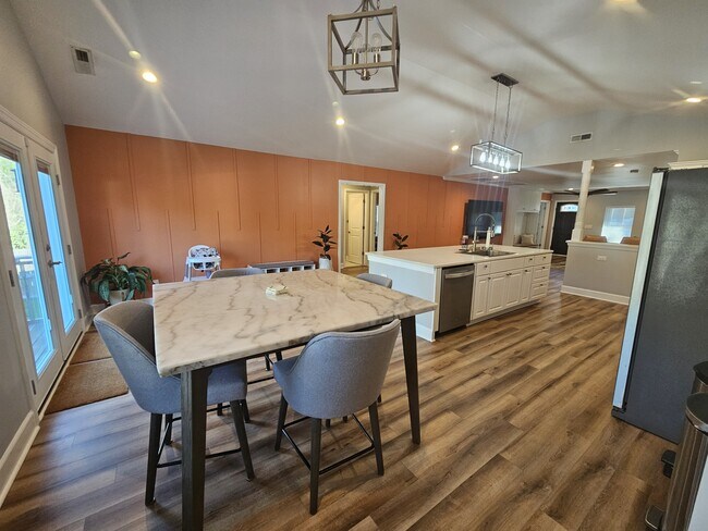 Building Photo - 2737 Celia Ave