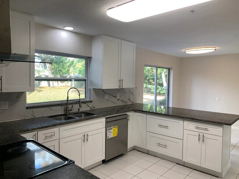 Building Photo - 305 W Sweetwater Creek Dr