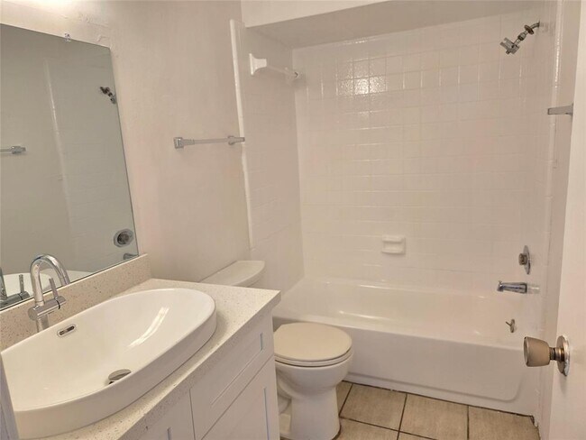 Building Photo - 7400 Bellerive Dr