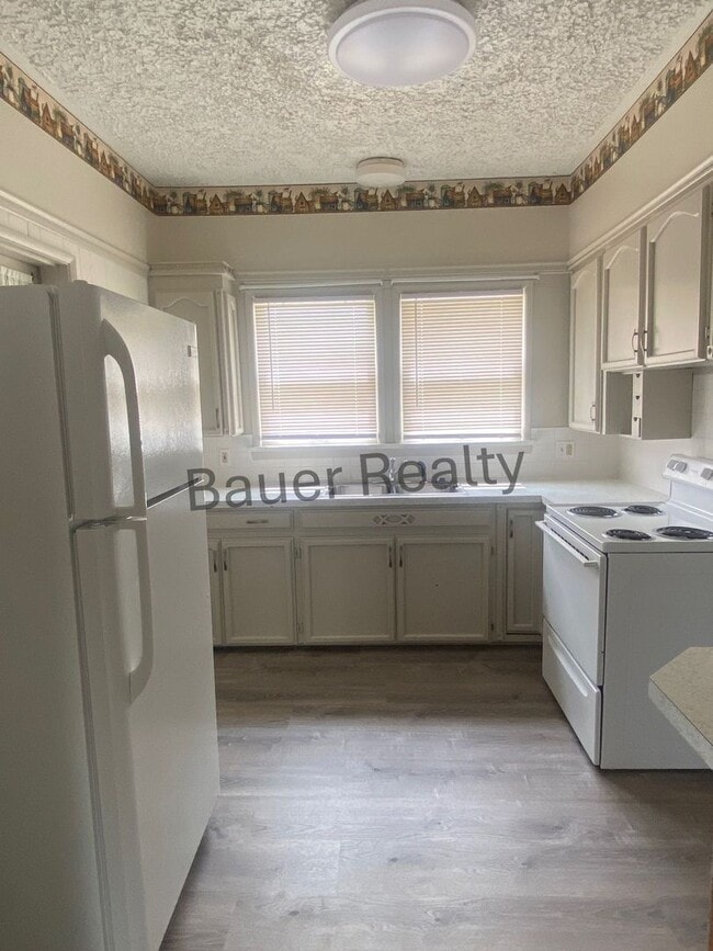 Building Photo - Three Bedroom Near Brookside Park
