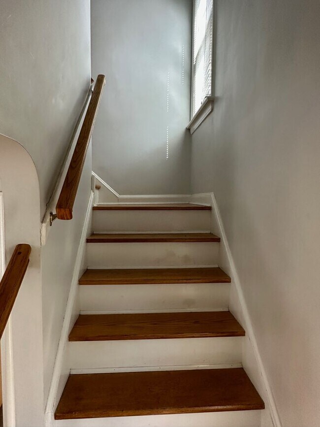 Building Photo - Gorgeous 3 bd, 2 bath South Euclid Home Awaits!