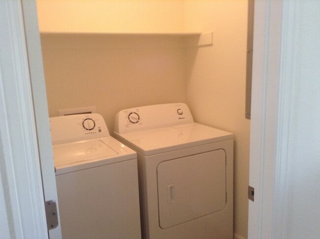 Building Photo - 3 BEDROOM, 2.5 BATHROOM, SADDLE RIDGE TWIN...