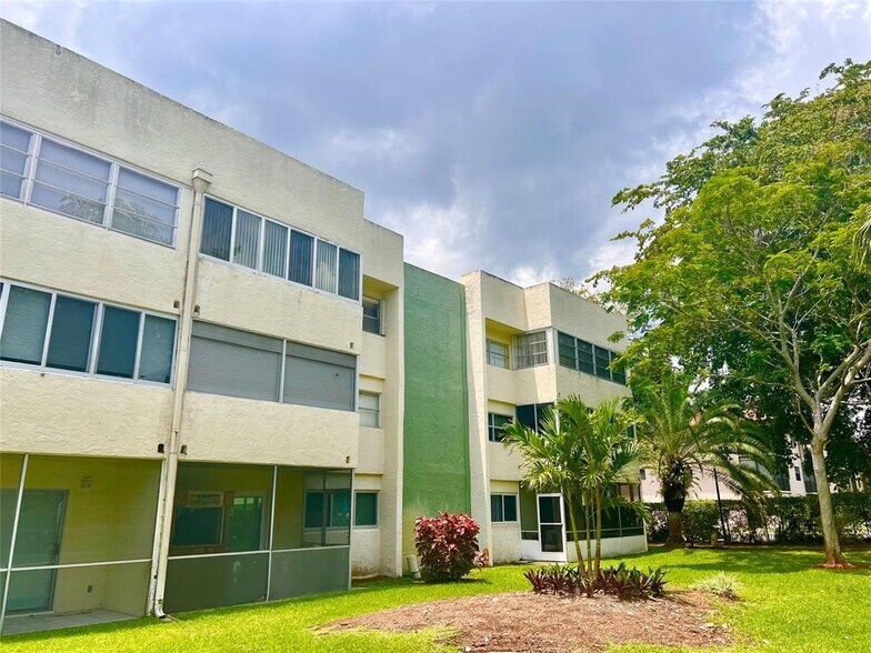 Building Photo - 5155 E Sabal Palm Blvd