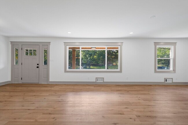 Building Photo - 460 Hilltop Trail