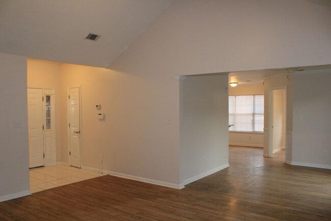 Building Photo - 3 Bedroom 2 Bath W/Bonus South Augusta!