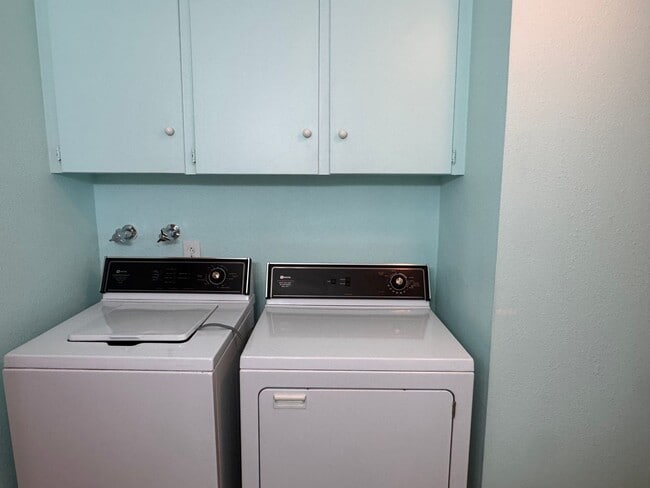 Building Photo - Large 3 br 1 ba charming home