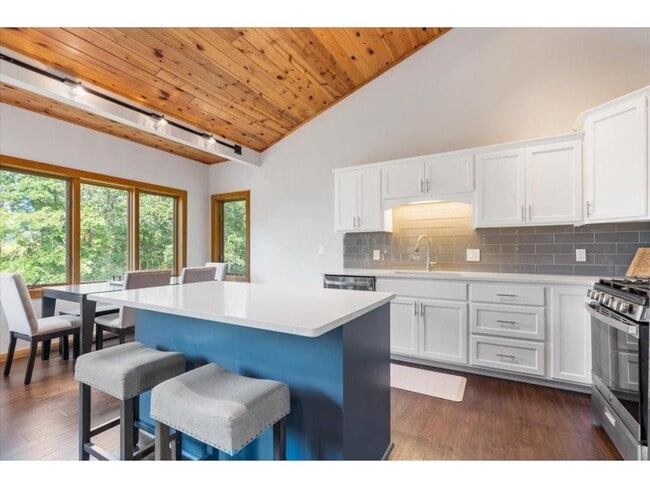 Building Photo - 11423 Fawn Lake Rd