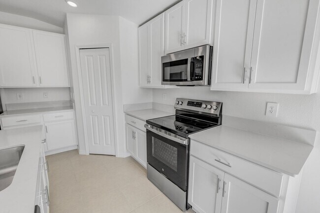 Building Photo - 4 Bedroom 2 Bath Home