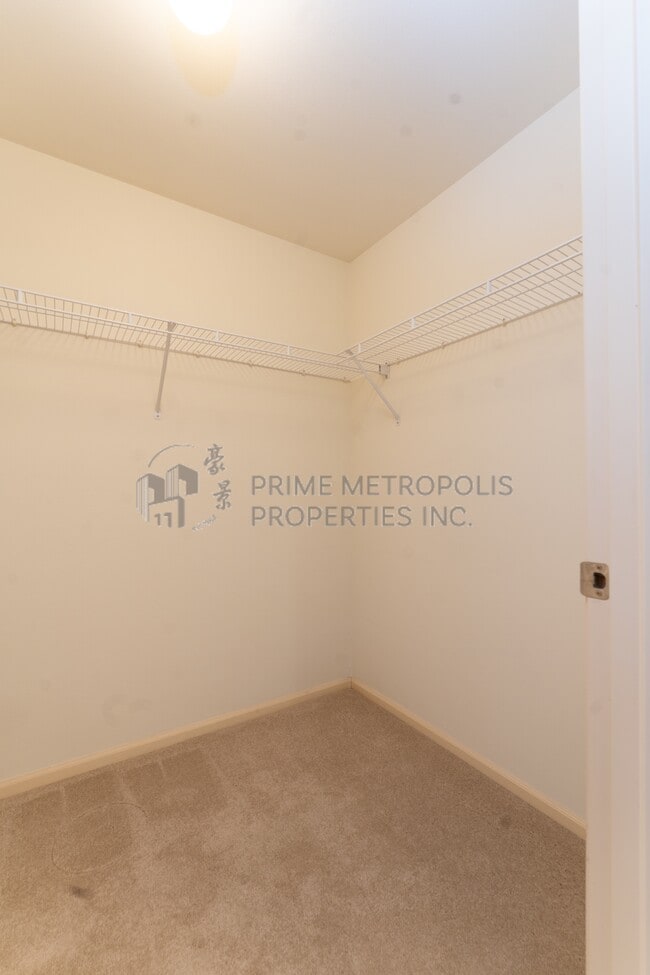 Building Photo - 4343 Roosevelt Way NE