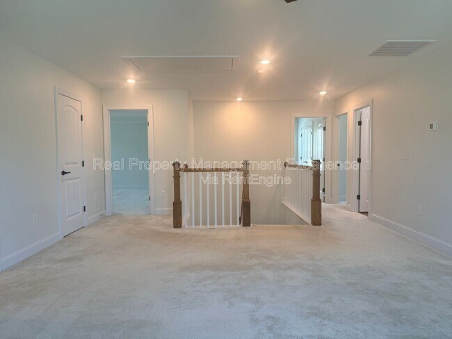 Building Photo - 16 Clear Creek Cir