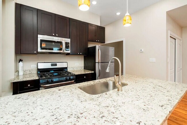 Building Photo - 1634 W Cermak Rd