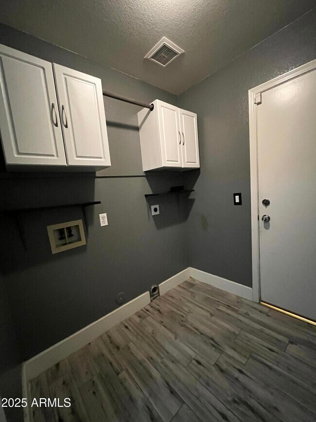 Building Photo - 1128 E Sheffield Ave