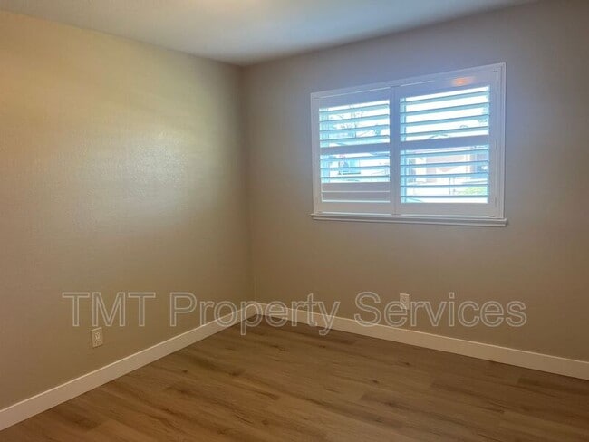 Building Photo - 8631 Hummingbird Way