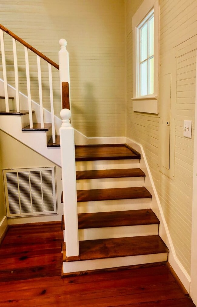 Building Photo - Plum Street-3 bedroom/2 bath home with large rocking chair front porch!