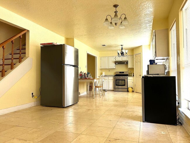 Building Photo - 3123 Village Woods Dr