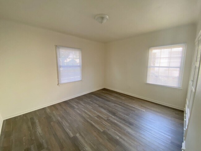 Building Photo - 2717 N Crescent Ave