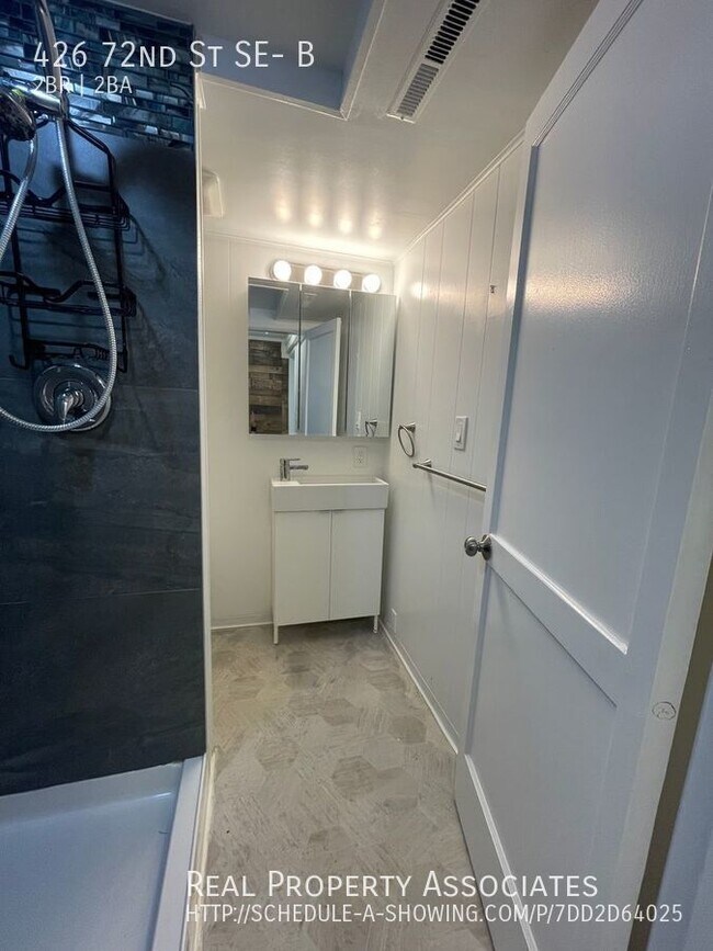 Building Photo - Beverly Lake 2 Bed, 1.5 Bath, Available NOW!
