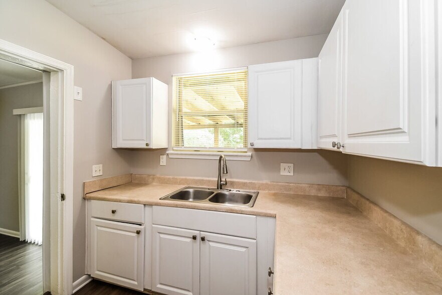 Building Photo - 1120 Skye Dr W