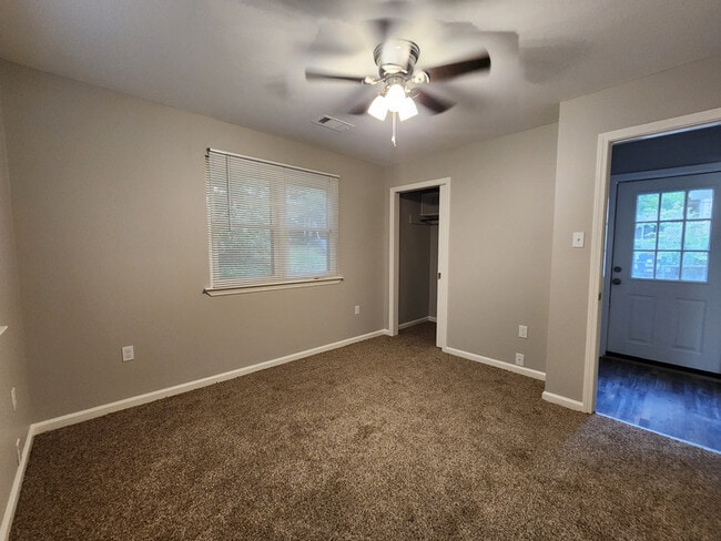 Building Photo - 612 Lindenhurst Dr