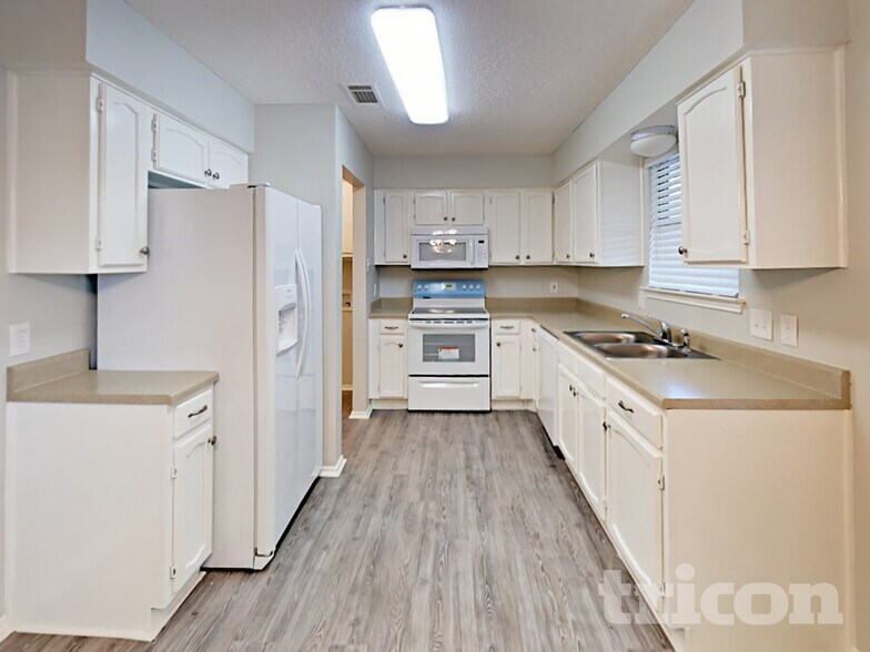 Building Photo - 521 Clover Dr