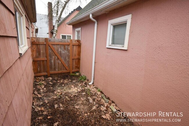 Building Photo - 1376 W 6th Ave