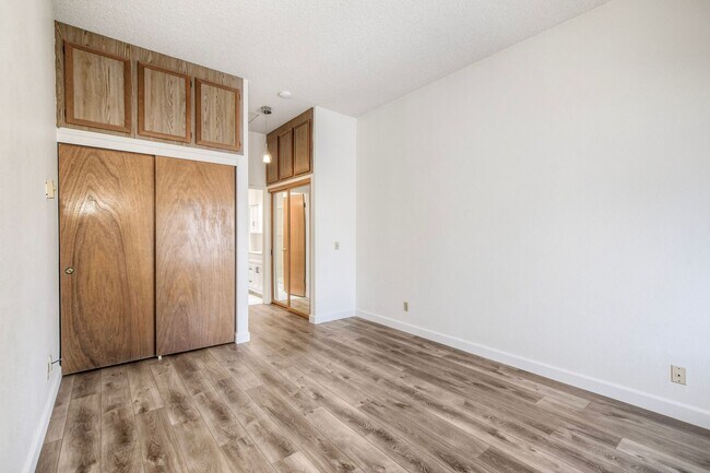 Building Photo - La Jolla Pines- Top Level 2 Bed/2 Ba Available Now!!
