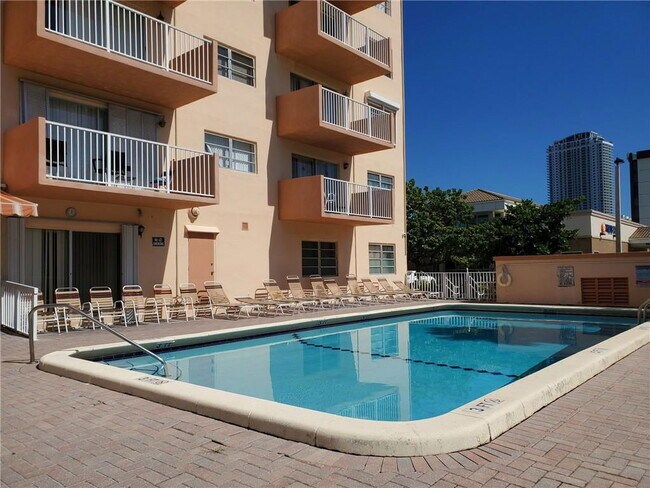 Building Photo - 2200 E Hallandale Beach Blvd