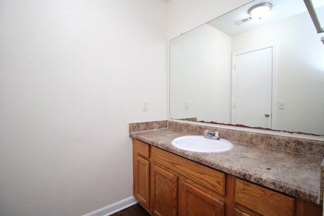 Building Photo - 2BR/1BA Apartment with Wood-Look Flooring,...