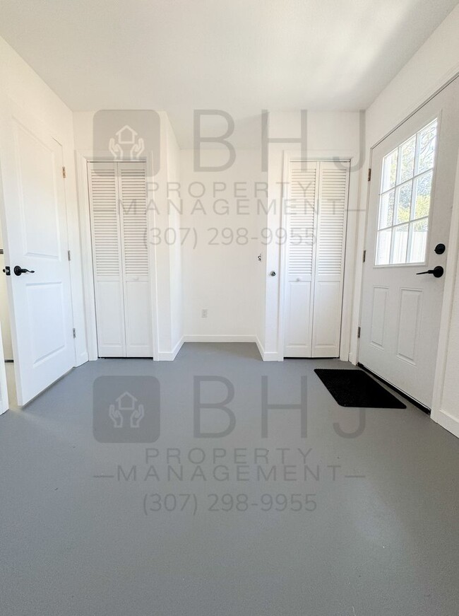 Building Photo - 520 Canby St