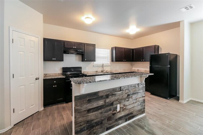 Building Photo - 909 N Donald Way