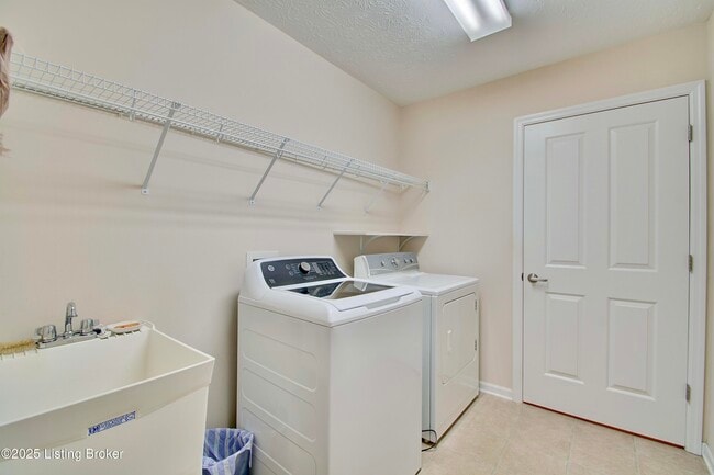 Building Photo - 9097 Royal Oak Ln