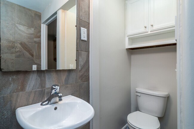 Building Photo - 3 Bedroom Home Available Now!