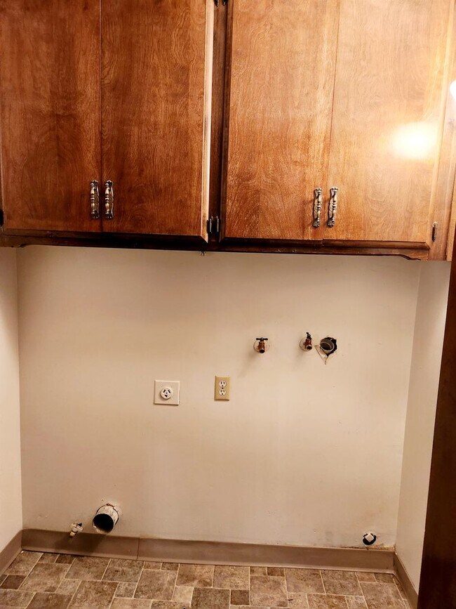 Building Photo - Two Bedroom Apartment Coming Soon! This Wi...