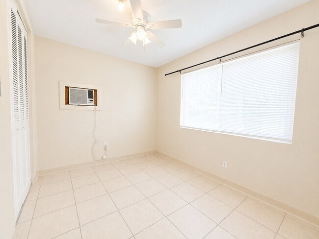Building Photo - Convenient Downtown Living in a Bright and Comfortable 1-Bedroom Studi