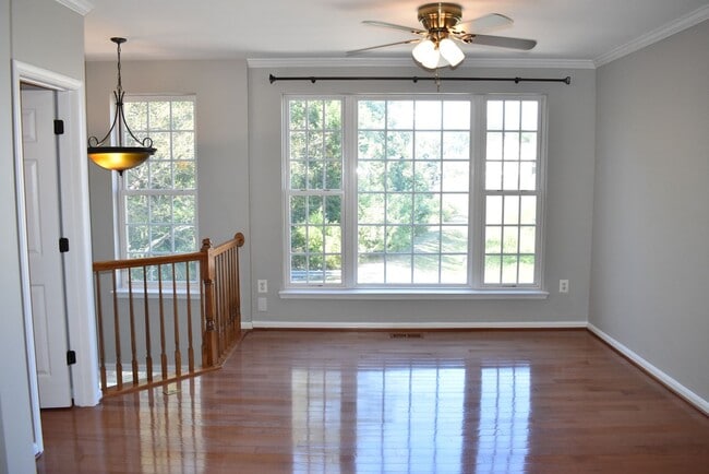 Building Photo - North Stafford End Unit Townhome !!