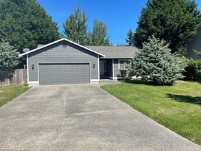 Building Photo - Single Level Holmes Harbor Charmer!