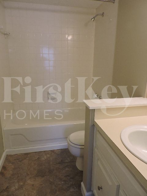 Building Photo - 8601 Thorncliff Fairway