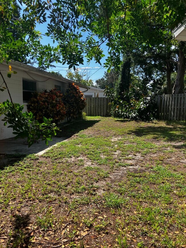 Building Photo - 2 Bedroom with fenced in backyard