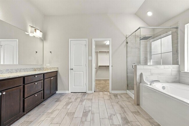 Building Photo - 808 Fallbrook Dr