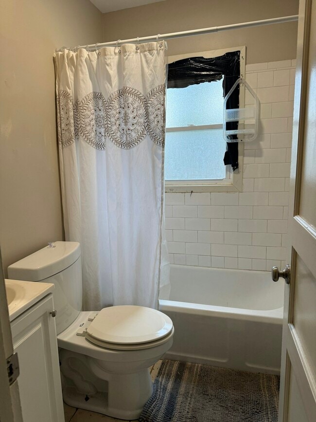 Building Photo - 1004 Fitch St