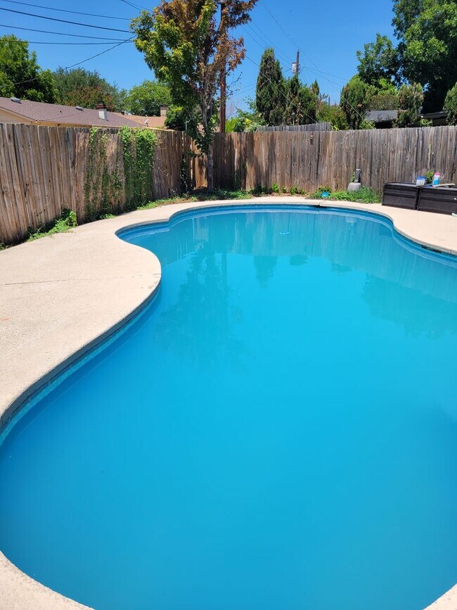 Building Photo - Modern living in Mesquite