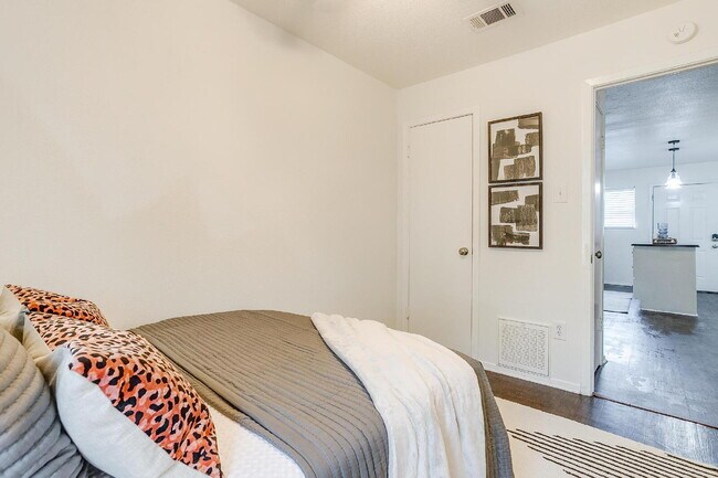 Building Photo - Charming 2-Bed Duplex in Heart of Fort Worth!