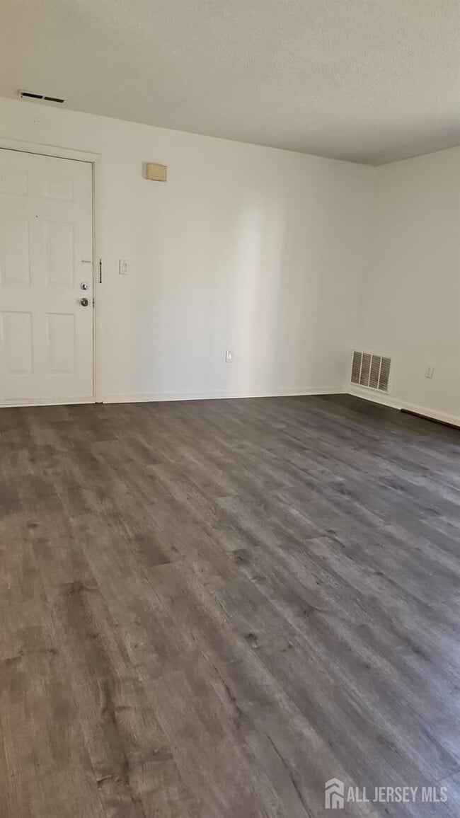 Building Photo - 909 Ravens Crest Dr