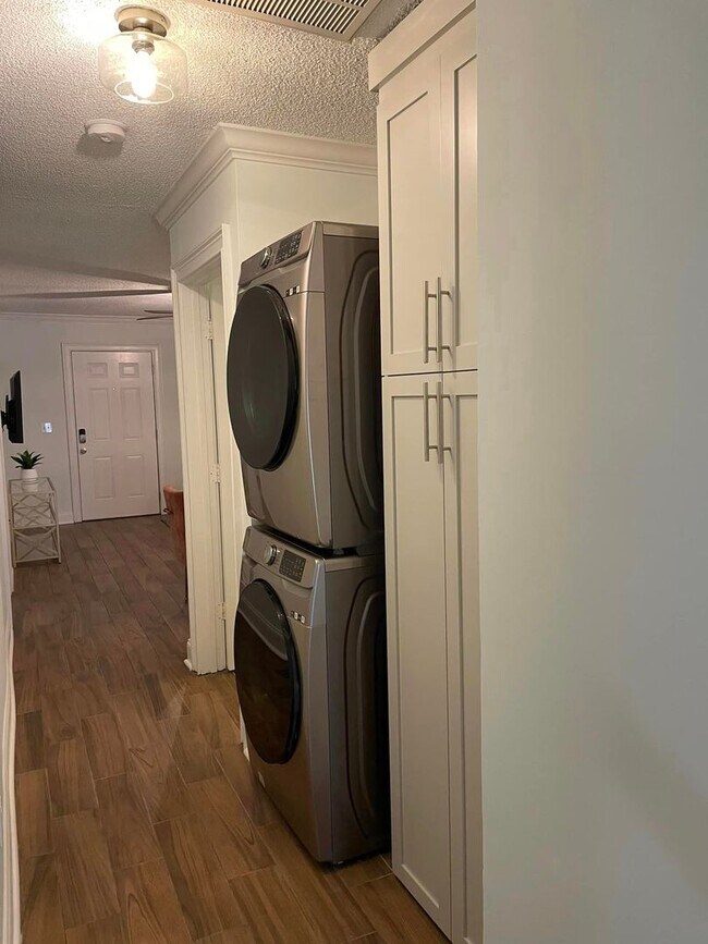 Building Photo - Furnished Executive Rental Downtown