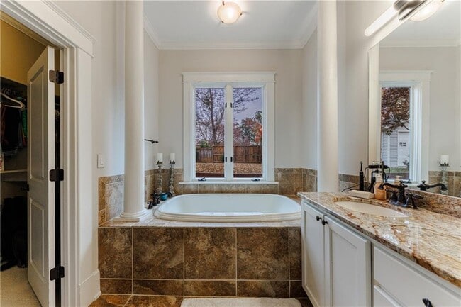 Building Photo - 654 Cresthill Ave NE