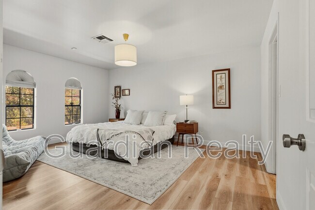 Building Photo - 3007 La Mesa Dr